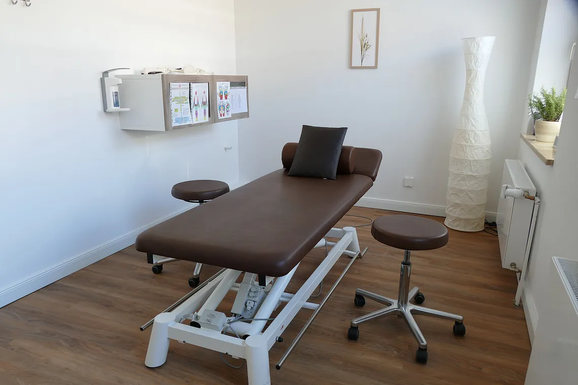 Braune Liege in Therapieraum